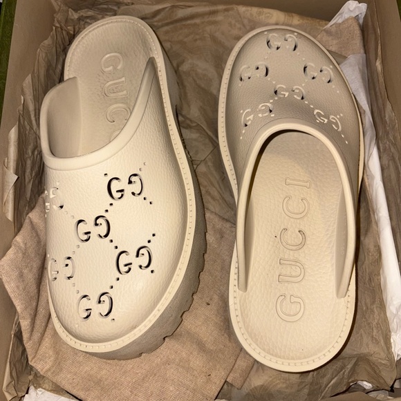 Gucci Beige Logo Slide Sandals - Picture 1 of 4